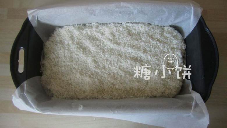 椰奶冻,将搅好的椰浆 糊倒入容器中铺平,表面铺满椰蓉 。