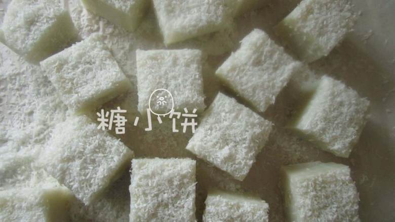 椰奶冻,放凉后取出,改刀成小方块状切好后再放到椰蓉中滚一圈,让侧面都沾满椰蓉即可。