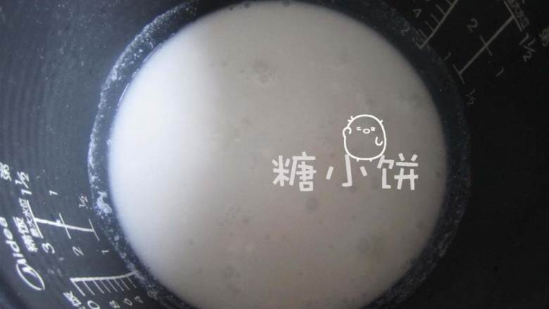 椰香菠萝炒饭秀,米 淘洗干净后加 水和椰浆 煮熟.