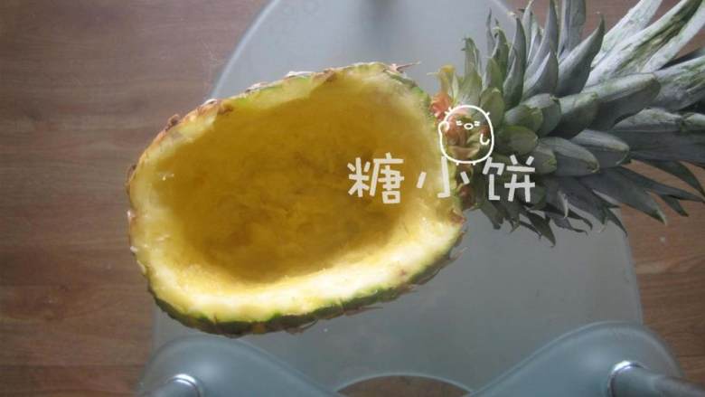 椰香菠萝炒饭秀,菠萝 顺长对半切开，挖空果肉.