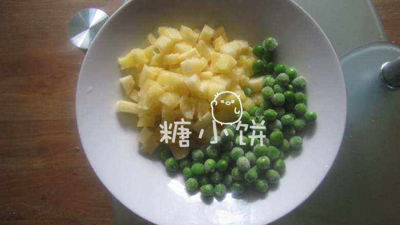椰香菠萝炒饭秀,挖出的果肉切成小丁，用淡盐水稍稍浸泡一下；冻冻豌豆 室温解冻备用.