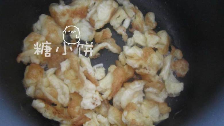 椰香菠萝炒饭秀,鸡蛋 打散成蛋液，炒散备用