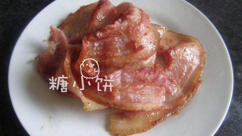 椰香菠萝炒饭秀,培根 煸出油分，煎至表面有些焦脆后切成小方片备用.