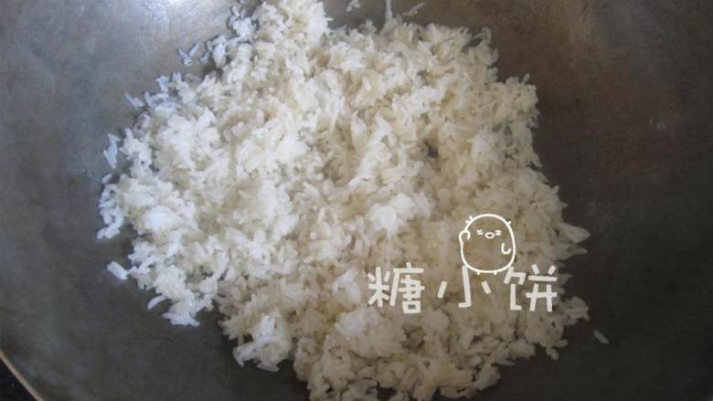 椰香菠萝炒饭秀,放入捣散的米饭翻炒均匀，米饭要颗粒分明.