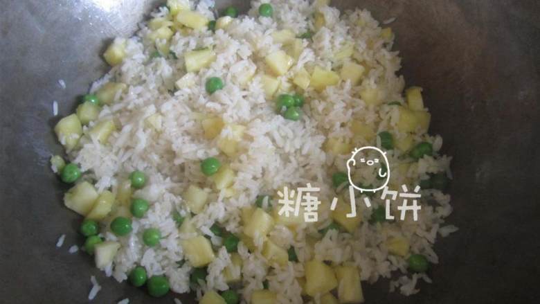 椰香菠萝炒饭秀,加入菠萝丁和豌豆翻炒几分钟.