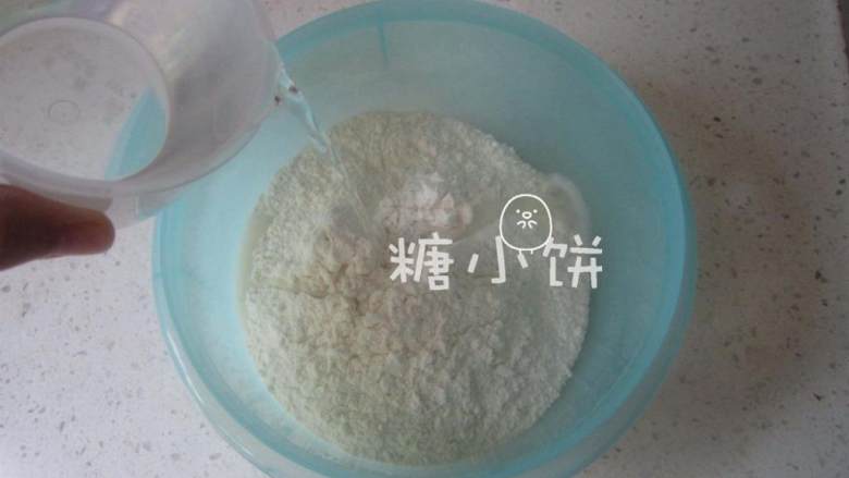荷叶形刈包,面粉加盐和酵母混匀,倒入清水;酵母不要直接和盐接触指的是不要直接堆在一起,这样酵母容易失活;但是全部混在面粉里面的话少量的酵母和盐很少能接触到,所以没有关系.现在市售的即发干酵母不需要特意用温水激活,如果先溶于温水当然也可以的.