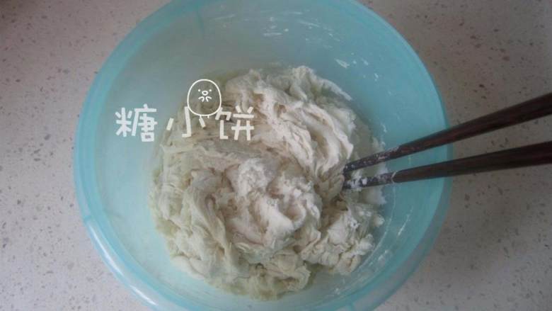 荷叶形刈包,用筷子教程絮状后用手揉面.