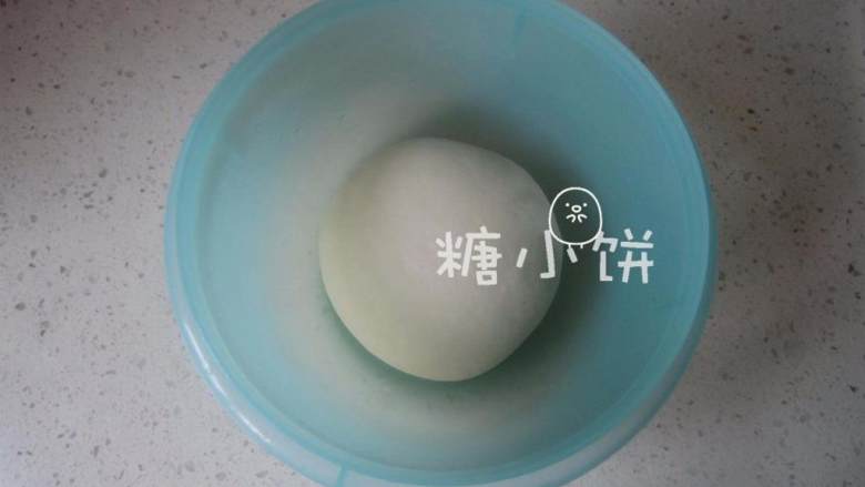 荷叶形刈包,揉面方法我是像洗衣服那样搓着揉,揉成光滑均匀的面团.