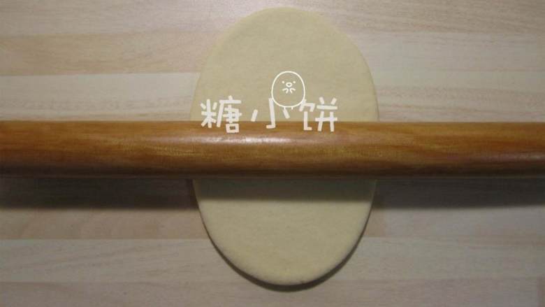 荷叶形刈包,醒好后擀开成厚约4mm的椭圆形面片.