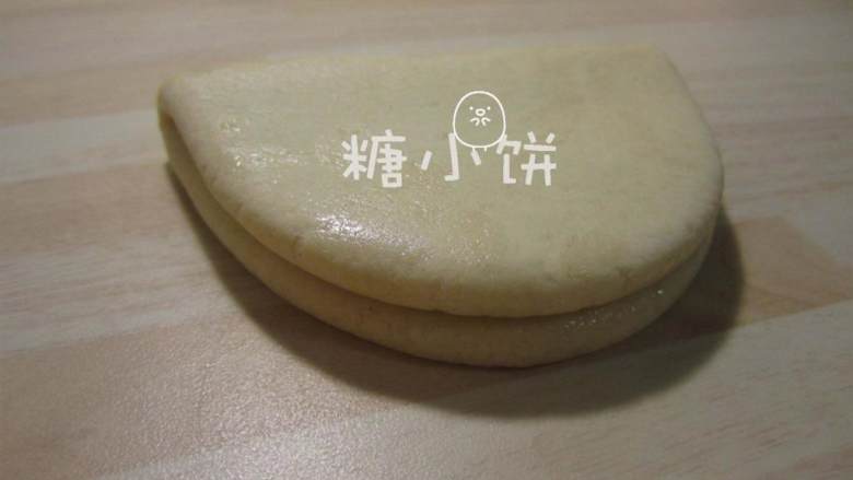 荷叶形刈包,对折就完成了一个生坯,依次做好三个.
