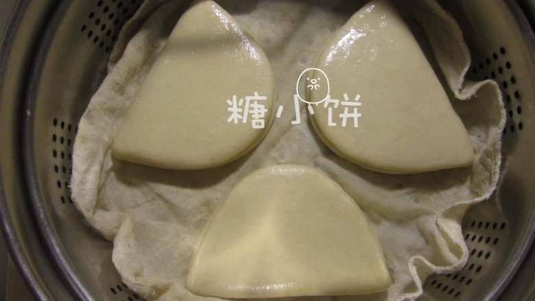 荷叶形刈包,排入蒸锅中,醒发10分钟.冷水上锅,水开后转中大火蒸18分钟,关火焖5分钟后再开盖.取出夹一片带皮卤肉,或者夹其它任意喜欢的菜配食.