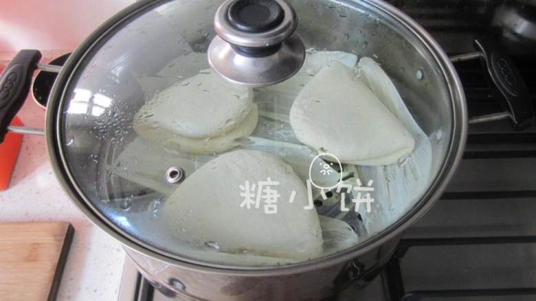 荷叶形刈包,这是另一次的过程图,贴出来是为了提一句这里铺底用的玉米叶平时正好碰上煮玉米的时候外面的嫩玉米叶不用浪费,蒸馍馍还是很香的。除了玉米叶以外粽叶荷叶也是常用到的,叶片上面稍稍抹一点点植物油防粘效果更好.