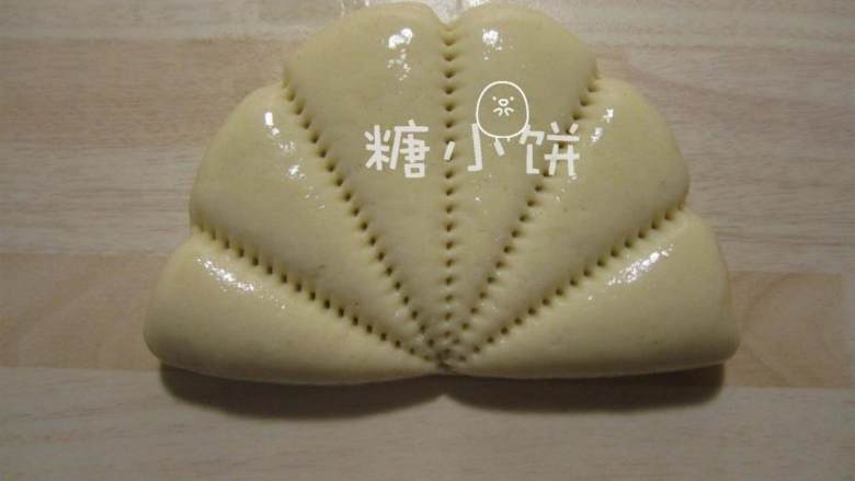 荷叶形刈包,做荷叶饼的话在折好的生坯的基础上用干净的梳子在表面压出纹路(如图)即可这两款的表面都是不需要抹油的,只需抹夹层就行有些图看起来表面油光是因为我直接用手给夹层抹的油之后折叠的时候手上的油就抹到表面上了.