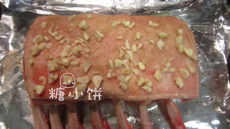 盐焗风味烤羊排,蒜 去皮切碎后加沙姜粉 ,海盐 和汾酒混匀.抹在肉上,边抹边揉搓。抹好后盖上保鲜膜腌制1个小时.