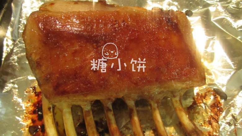 盐焗风味烤羊排,腌好后送入预热好175℃的烤箱中上层。每半个小时翻面,总共烤1个半小时
