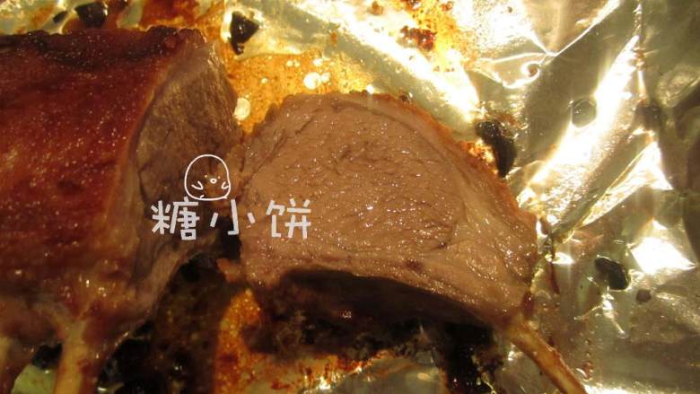 盐焗风味烤羊排,从烤箱取出后放在一旁静置15分钟,再切成小块即可
