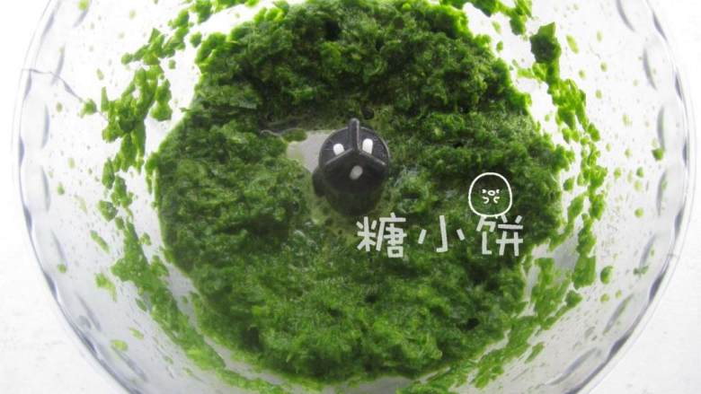 菠菜柳叶包,菠菜叶 洗净,加水 打成泥。