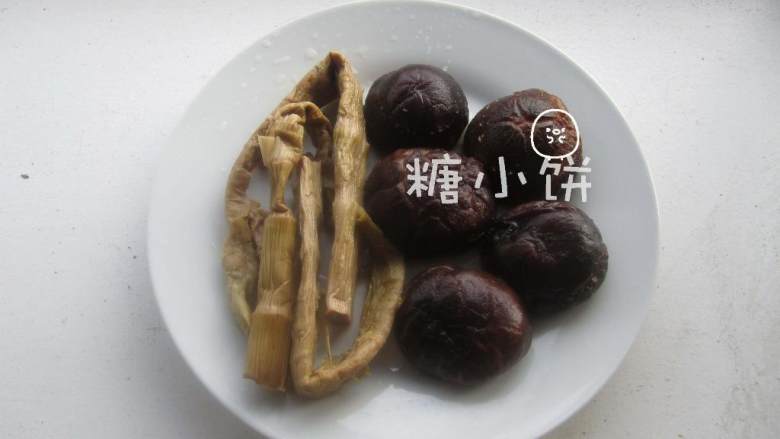 菠菜柳叶包,干香菇 和笋干尖 提前泡发(笋干尖就是笋干前端比较嫩的部分)。