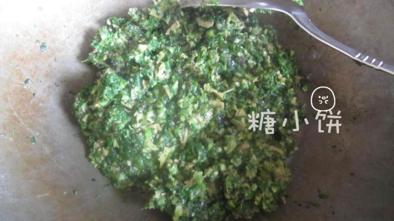 菠菜柳叶包,起油锅,将剁碎的干香菇 ,笋干尖 ,剩余菠菜渣 一起翻炒一下,加盐 调味,放凉备用。