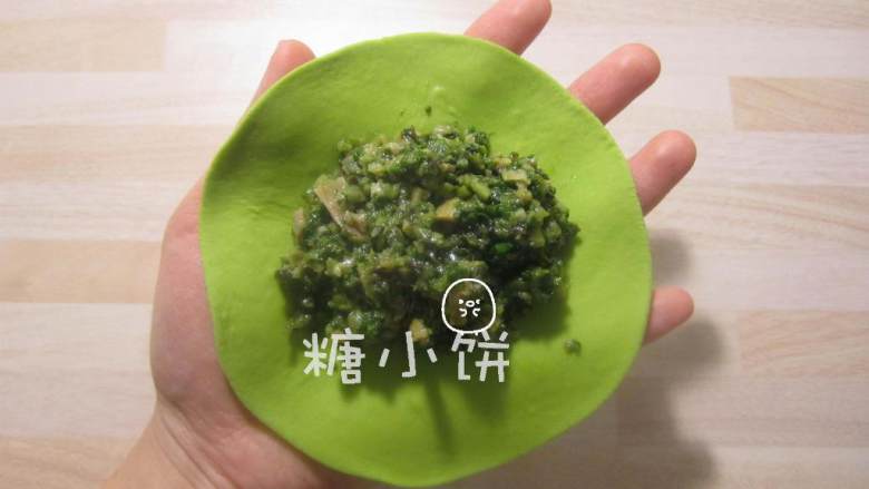 菠菜柳叶包,中间包入40克准备好的菜馅。