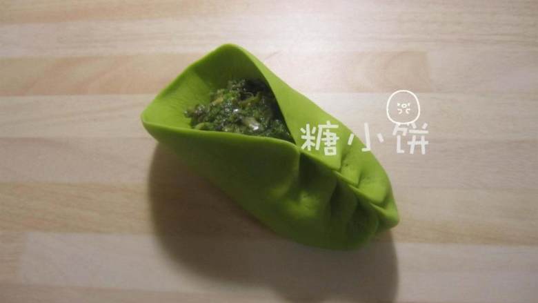 菠菜柳叶包,顺着最初的褶子从左右两边顺次捏合,可以沿着一条直线或者一条曲线。
