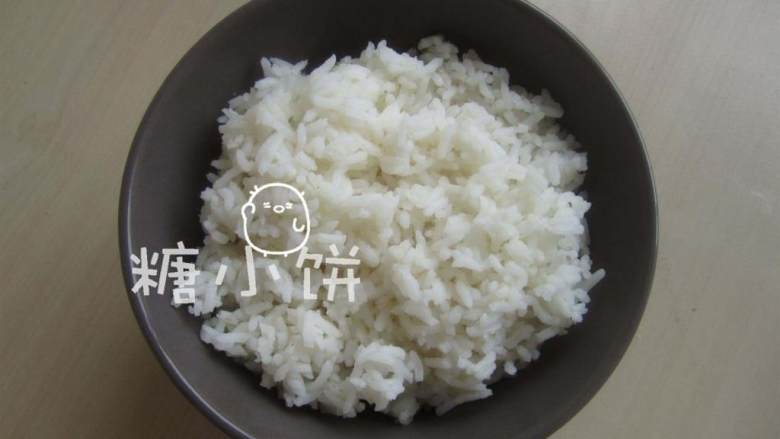 章鱼片握寿司,米饭 的比例一般是1碗醋5碗饭。寿司醋可以在煮熟米饭后再加,也有人喜欢在煮饭或者蒸饭的时候就把寿司醋放进去.