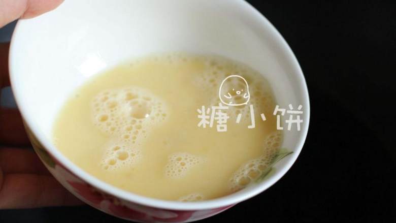 番茄鸡蛋烩面片,鸡蛋 打散，起油锅，倒入蛋液划散.