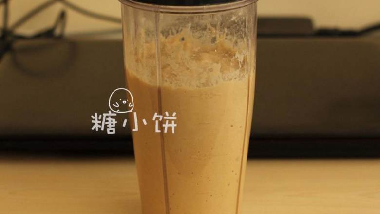 杂粮三角包,到达步骤1那种浮起状态的话说明酵母活性良好,这样就可以继续葡萄干捞出不要,留浸泡液,以水:粉=1:1的比例加入高筋面粉 (100 克) .(也就是有250ML的浸泡液就加250G的高筋面粉)