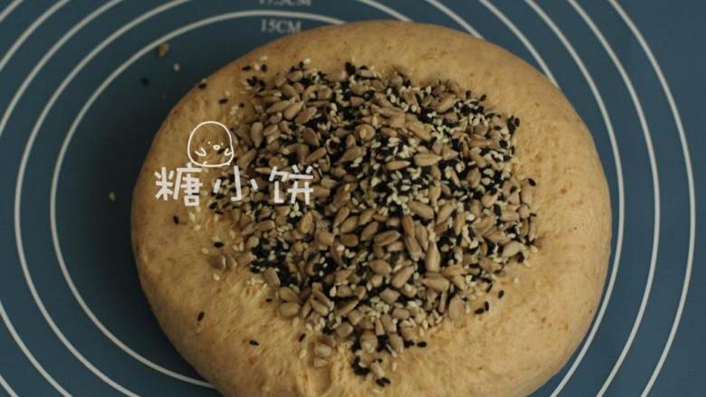 杂粮三角包,将发好的面团取出,加入葵花籽(20 克) 和黑芝麻(10 克) 白芝麻 (10 克) ;这一步我没有揉搓,是用一次次折叠的方法把果料和面团混匀的.
