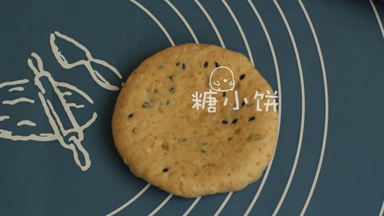 杂粮三角包,取一个醒好的面团轻轻擀扁(或者用手掌压扁).