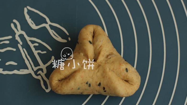 杂粮三角包,如图示将三边往中间折叠,在中心处捏合.