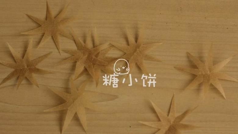 杂粮三角包,等待发酵的时候我剪了些油纸作为筛粉用的花纹.这个形状也没画底稿就随手剪的,参差不齐也蛮好看.等待发酵的时候也可以把烤箱预热起来了,烤欧包石板要预热很久.烤箱里放入石板,250℃预热,一般要预热45分钟左右.