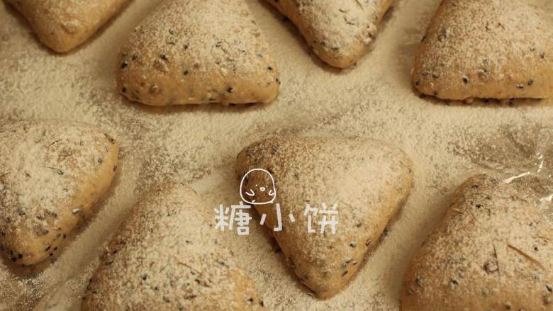 杂粮三角包,表面筛上薄薄一层高筋面粉(适量)