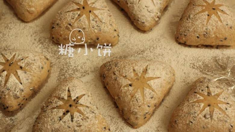杂粮三角包,把油纸揭掉,就得到了形状.