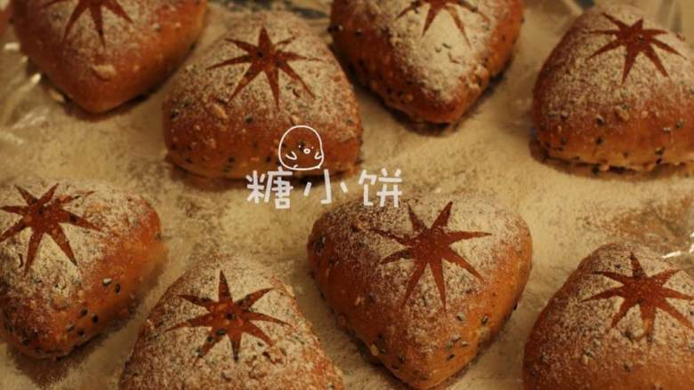 杂粮三角包,送入预热好的烤箱中上层(放在石板上)。底层放水盘,加入刚烧开的开水。关烤箱门,转200℃烤10分钟后取出水盘,再改循环热风烤10分钟即可.