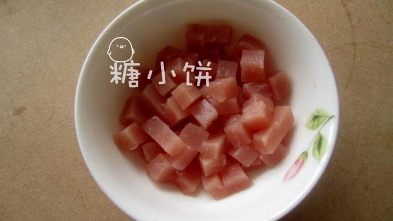 皮蛋瘦肉粥,猪瘦肉切成中等大小的丁,加盐 抓匀提前腌制一夜备用。