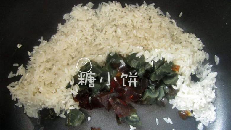 皮蛋瘦肉粥,皮蛋去壳后切丁,加入淘洗干净的生米中。