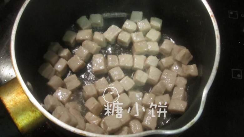 皮蛋瘦肉粥,高压锅工作期间将肉丁加猪油炒香,可以翻炒变色后就离火.