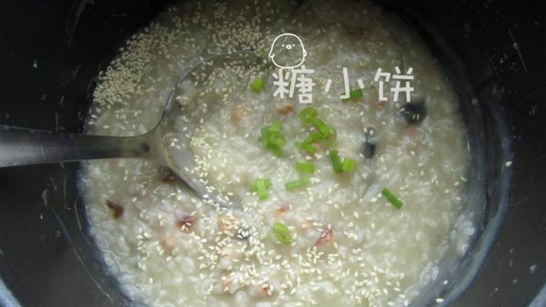皮蛋瘦肉粥,高压锅压好自然放气后开盖加入炒好的肉丁、熟芝麻、葱花拌匀,加盐调味即可!