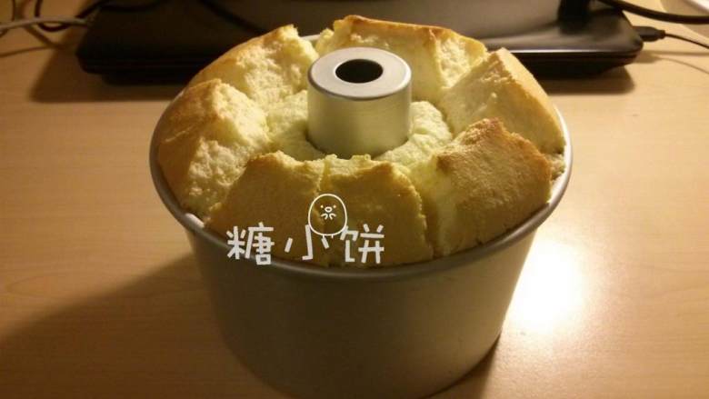 橙汁戚风,送入预热好165℃的烤箱下层,上下火烤28分钟即可中途在表面加盖锡纸防止表面上色过深,取出倒扣放凉后再脱模
