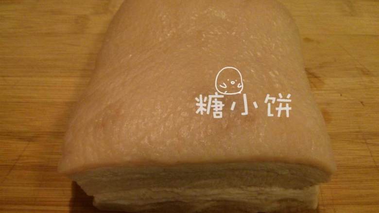 梅干菜扣肉(传统油炸版),五花肉 洗净,焯水至断生(用筷子扎透没有血水)。捞出沥水,放在一边让表面稍稍风干一些。
