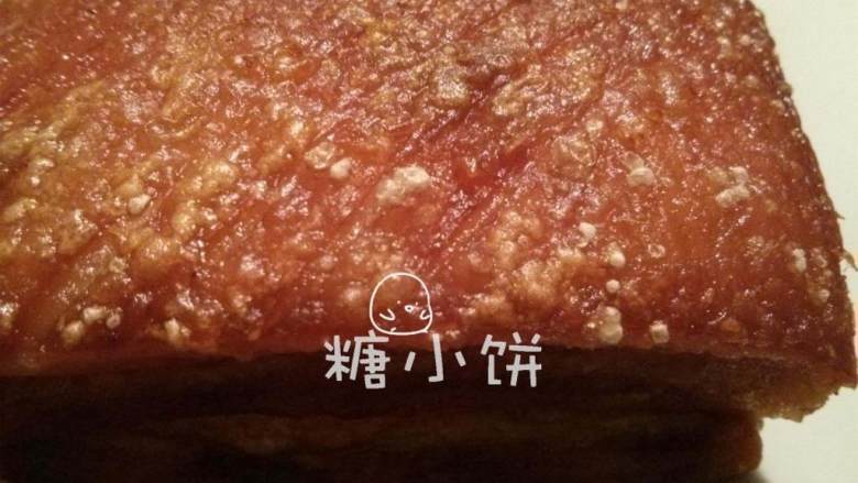 梅干菜扣肉(传统油炸版),捞出沥油。这张表皮特写,是有很多小泡的。
