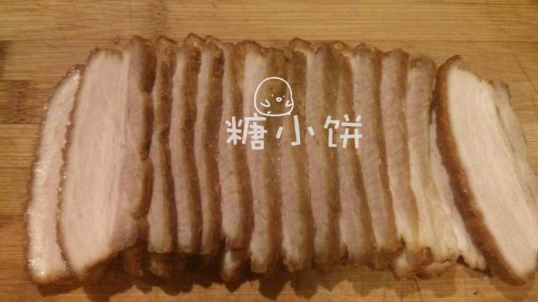 梅干菜扣肉(传统油炸版),将炸好的五花肉切成厚约6mm的片状.(热的时候较难切平整,如果有时间等凉透之后会很好切)