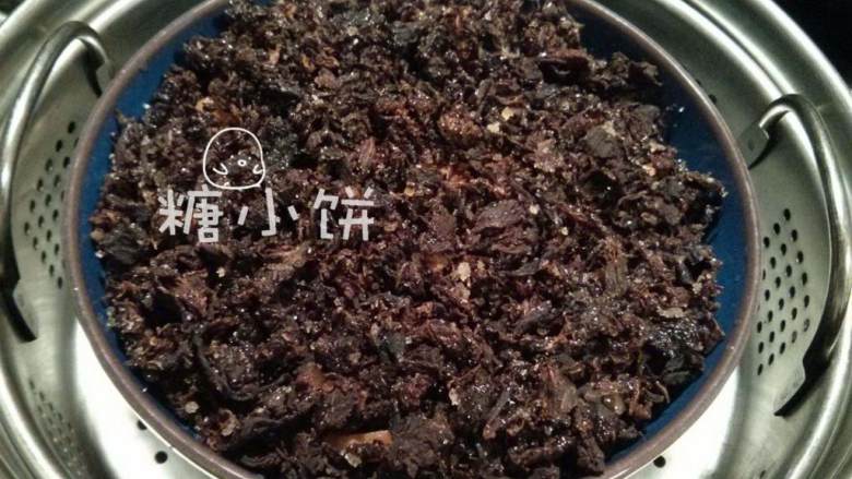 梅干菜扣肉（传统油炸版）,其实最终效果是梅干菜要把肉片全部盖住的（如图）普通蒸锅小火慢慢蒸3个小时，或者高压锅蒸1-1.5个小时即可。