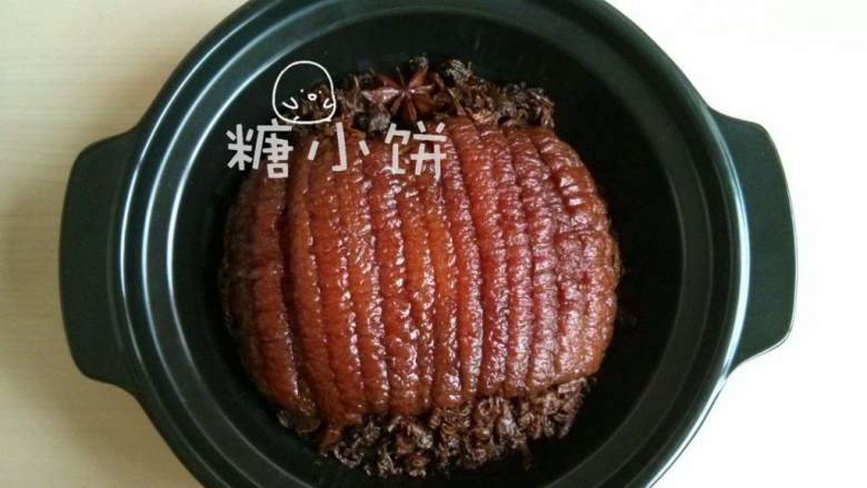 梅干菜扣肉(传统油炸版),倒扣出来的样子~完成~这次是直接扣出来的效果,汤汁没有勾芡处理。