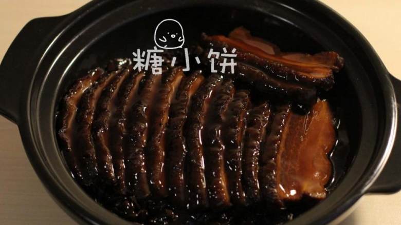 梅干菜扣肉（传统油炸版）,如果要勾芡的话，可以在步骤9倒扣之前先把碗里的汤汁滗出来滗出来的汤汁单独回锅煮开，大火收汁至浓稠或者加淀粉水勾芡都行。将浓稠的汤汁再浇到倒扣出来的肉上即可，效果如图。