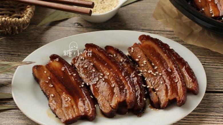 梅干菜扣肉(传统油炸版),上桌享用吧。