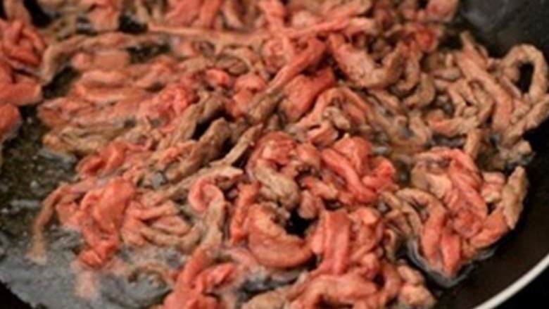 干煸牛肉丝,取炒锅或平底锅，先开火加热约2分钟，在倒入植物油 ，加热至油变得很热。