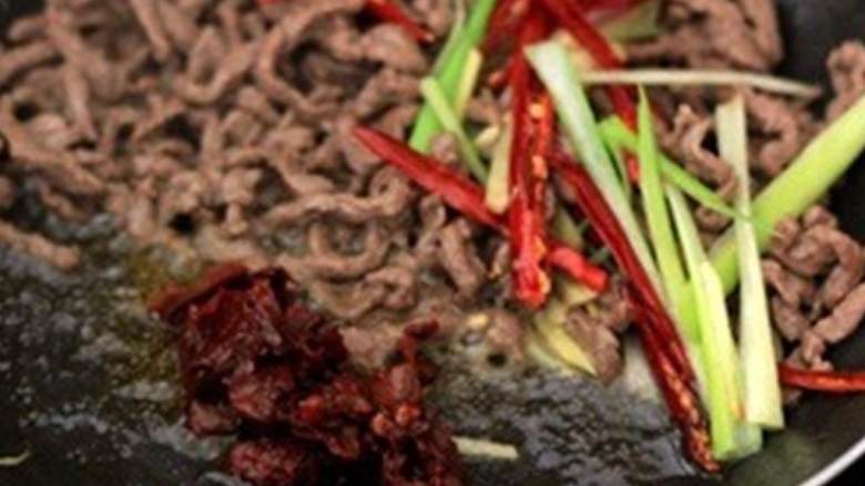 干煸牛肉丝,加入豆瓣酱 ，炒出红油，把所有的原料都混合均匀。