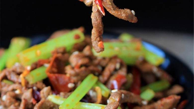 干煸牛肉丝,盛出趁热吃，开动！